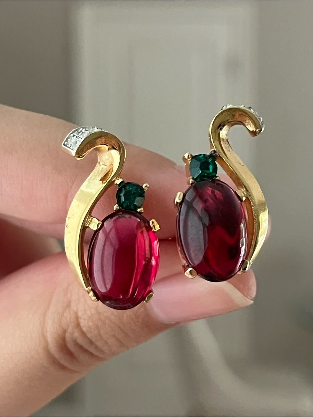 Vintage Trifari Crown 40s Alfred Philippe Oval Red Glass Cabochon Gold Earrings